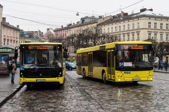 Львів’яни збирають підписи з метою збільшити кількість маршруток у вечірній час Львів’яни збирають підписи з метою збільшити кількість маршруток у вечірній час