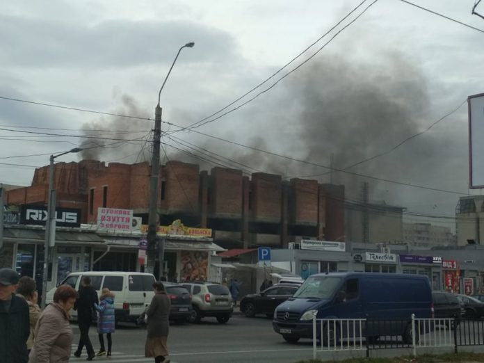 У Львові горить недобудована будівля У Львові горить недобудована будівля