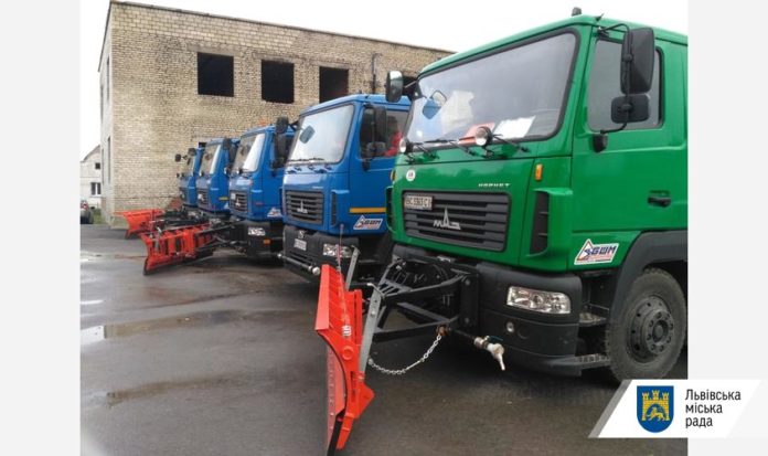 У мерії кажуть, що сьогодні зранку в місті працювало 12 одиниць снігоприбиральної техніки У мерії кажуть, що сьогодні зранку в місті працювало 12 одиниць снігоприбиральної техніки