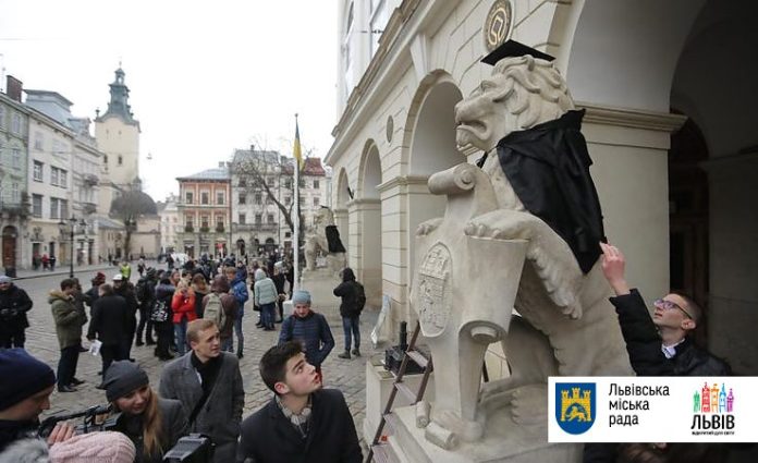 У Львові студенти одягнуть статуї левів у мантії та виконають студентський гімн У Львові студенти одягнуть статуї левів у мантії та виконають студентський гімн
