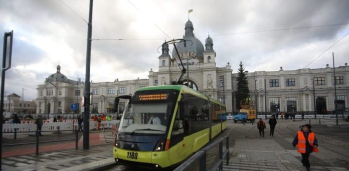 На площі Двірцевій тестово проїхав трамвай (відео) На площі Двірцевій тестово проїхав трамвай (відео)