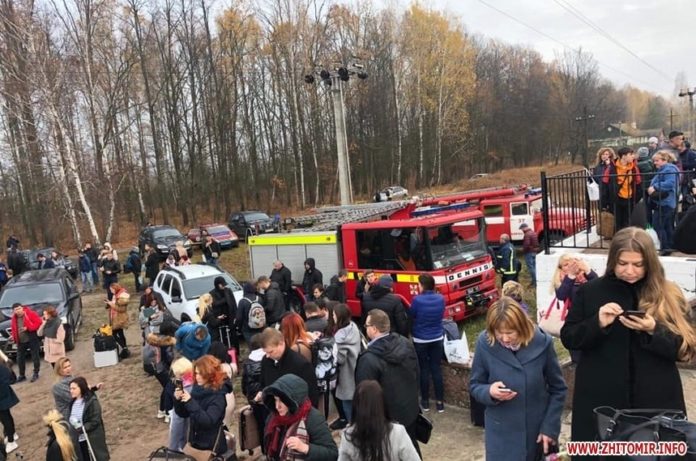 Інтерсіті Львів-Київ «замінували», пасажирів висадили посеред поля Інтерсіті Львів-Київ «замінували», пасажирів висадили посеред поля
