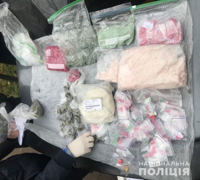 Нацполіція викрила синдикат наркоторговців: вартість вилучених наркотиків становить 25 мільйонів гривень Нацполіція викрила синдикат наркоторговців: вартість вилучених наркотиків становить 25 мільйонів гривень
