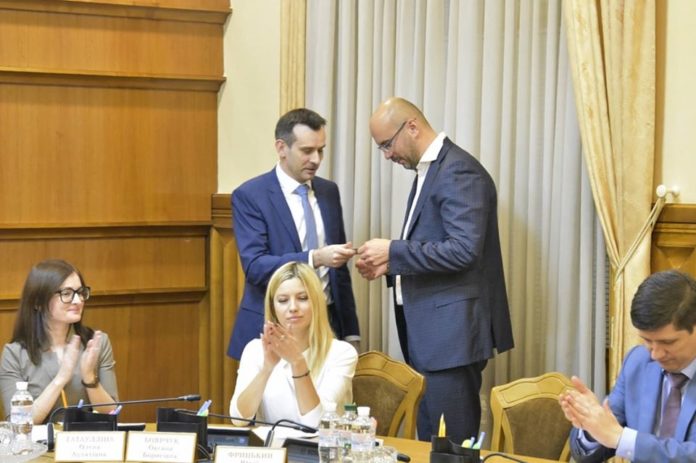 ЦВК зареєструвала нардепом екссвободівця: «вирвав» перемогу в «слуги» ЦВК зареєструвала нардепом екссвободівця: «вирвав» перемогу в «слуги»