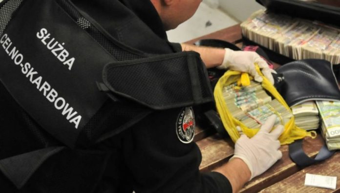 Двоє українців намагалися провезти через польський кордон сумки з готівкою Двоє українців намагалися провезти через польський кордон сумки з готівкою