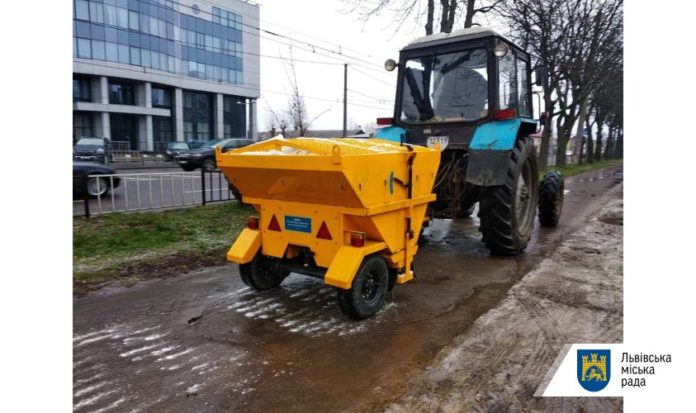 Вночі у Львові працювали піскорозкидувачі, зранку до роботи залучені двірники Вночі у Львові працювали піскорозкидувачі, зранку до роботи залучені двірники