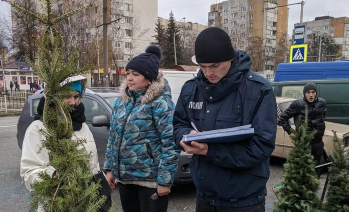 На Львівщині правоохоронці проводять рейди в місцях стихійної торгівлі ялинками На Львівщині правоохоронці проводять рейди в місцях стихійної торгівлі ялинками