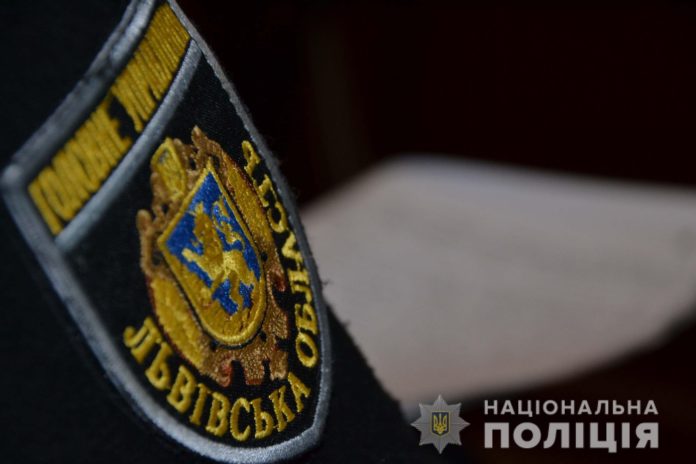 На Львівщині троє працівників банку незаконно вивели понад 1,5 мільйона гривень На Львівщині троє працівників банку незаконно вивели понад 1,5 мільйона гривень