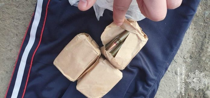 Біля залізничного вокзалу у львів’янина виявили тротил та набої (фото) Біля залізничного вокзалу у львів’янина виявили тротил та набої (фото)