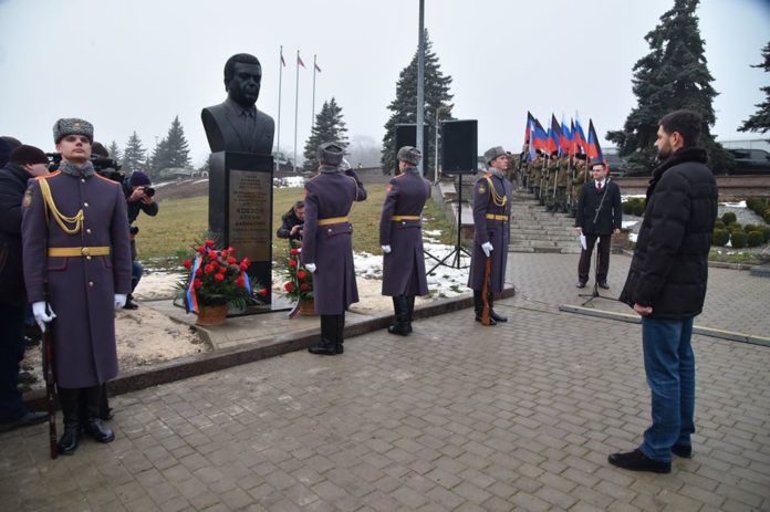 Депутат Держдуми з Криму відкрив у Донецьку бюст Кобзону Депутат Держдуми з Криму відкрив у Донецьку бюст Кобзону