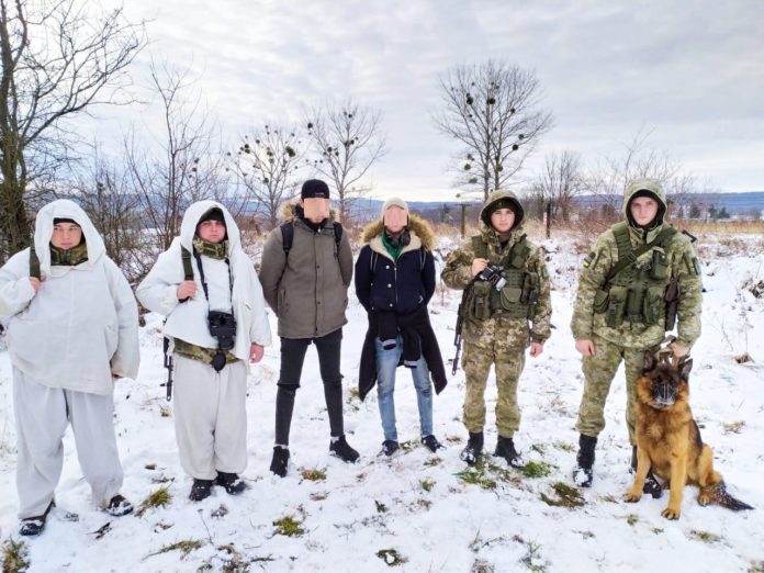 Львівські прикордонники затримали двох африканців, які незаконно хотіли дістатися до ЄС Львівські прикордонники затримали двох африканців, які незаконно хотіли дістатися до ЄС