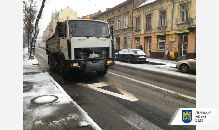 Через погіршення погодних умов, снігоочисна техніка у Львові чергуватиме всю ніч Через погіршення погодних умов, снігоочисна техніка у Львові чергуватиме всю ніч