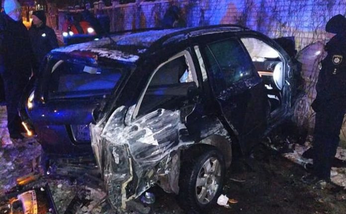 У Львові п’яний водій розтрощив автівку, збив два дерева та в’їхав в огорожу (фото) У Львові п’яний водій розтрощив автівку, збив два дерева та в’їхав в огорожу (фото)