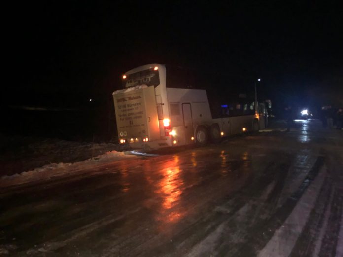 Вночі на Львівщині витягували рейсовий автобус, який з’їхав з дороги Вночі на Львівщині витягували рейсовий автобус, який з’їхав з дороги