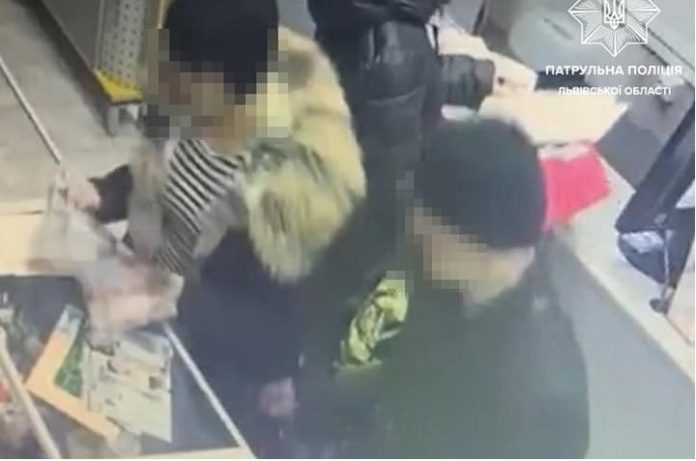 У львівському фотосалоні в жінки з кишені вкрали телефон У львівському фотосалоні в жінки з кишені вкрали телефон