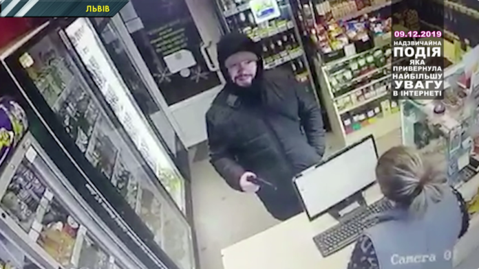 З’явилось відео збройного пограбування алкомаркету у Львові З’явилось відео збройного пограбування алкомаркету у Львові