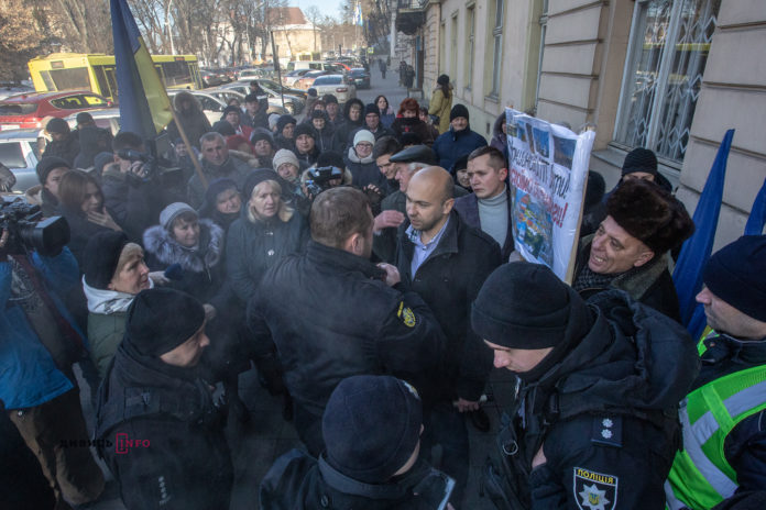Львівську облраду пікетують через ОТГ та реорганізацію медзакладів (фото) Львівську облраду пікетують через ОТГ та реорганізацію медзакладів (фото)