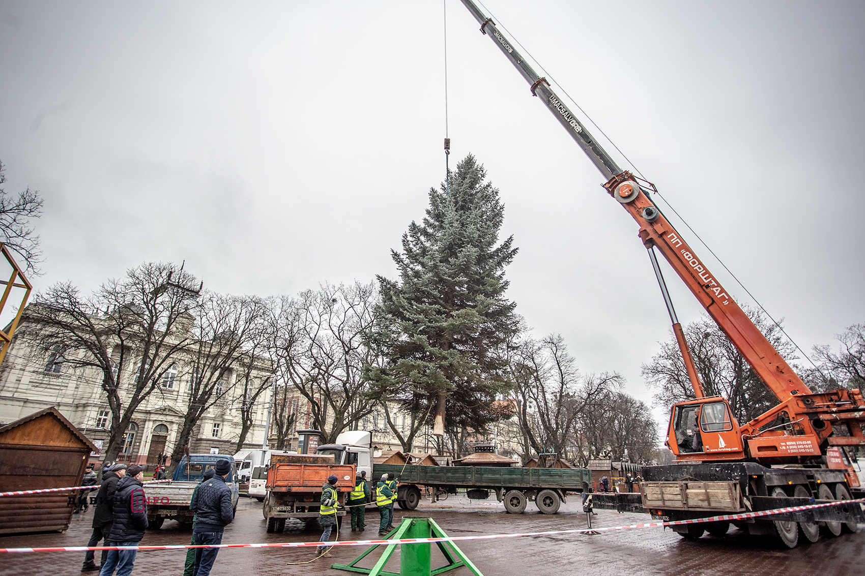 На площі перед Оперним встановили різдвяну ялинку (фото)