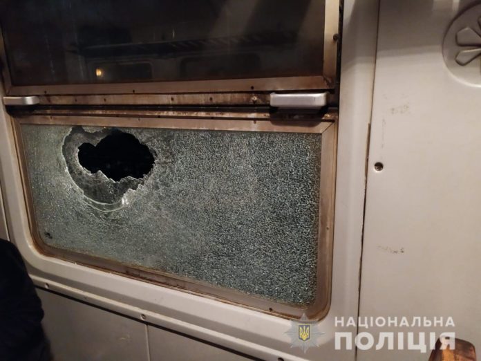 Львівські поліцейські затримали зловмисника, який кидав камінням у потяги Львівські поліцейські затримали зловмисника, який кидав камінням у потяги