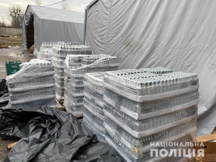 У Львові правоохоронці вилучили з гуртівні понад 3 тис. пляшок фальсифікованої горілки (фото) У Львові правоохоронці вилучили з гуртівні понад 3 тис. пляшок фальсифікованої горілки (фото)
