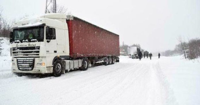 У Західній Україні через негоду обмежили рух транспорту низкою доріг У Західній Україні через негоду обмежили рух транспорту низкою доріг