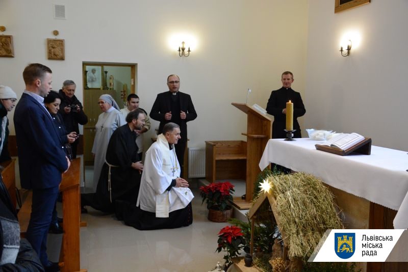 У Львові монахи-альбертинці організували різдвяну трапезу для бездомних - 3
