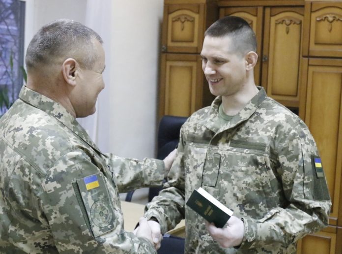 Звільненим з полону військовим вручили нові документи Звільненим з полону військовим вручили нові документи