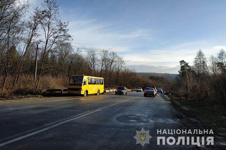На Тернопільщині у ДТП потрапили два авто та шкільний автобус, є загиблий - 2