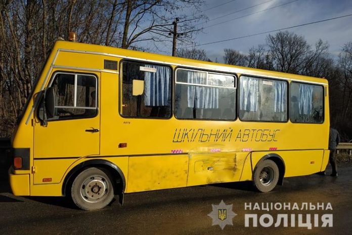 На Тернопільщині у ДТП потрапили два авто та шкільний автобус, є загиблий На Тернопільщині у ДТП потрапили два авто та шкільний автобус, є загиблий