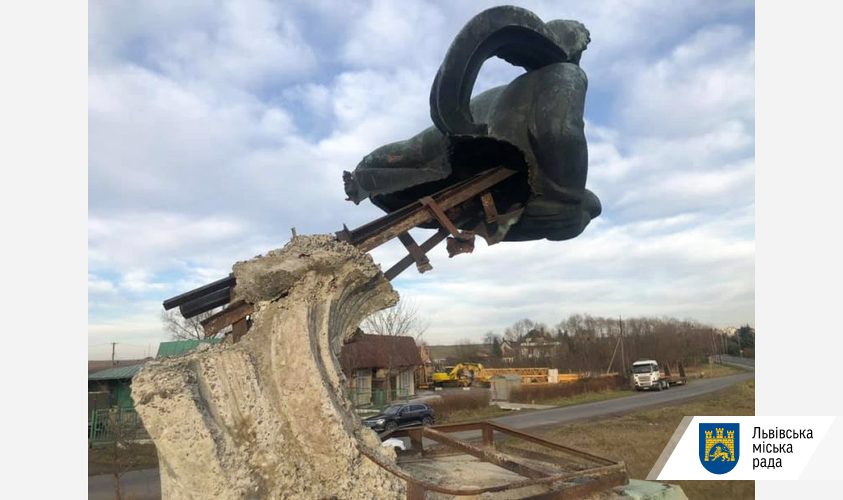 Понищена вандалами скульптура «Русалка Дністрова» стала власністю Львова