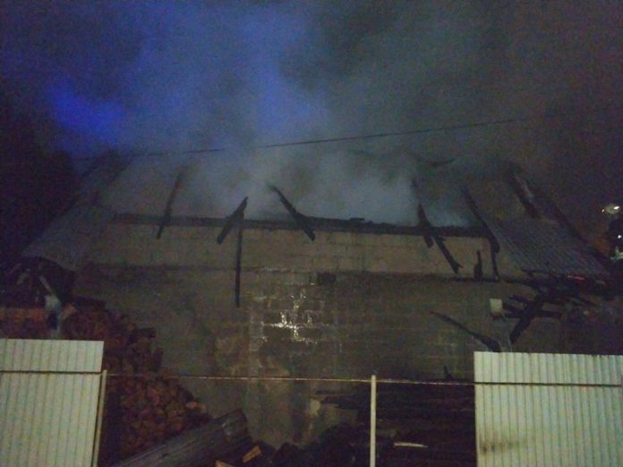 На Львівщині пожежники гасили пожежу в гаражі На Львівщині пожежники гасили пожежу в гаражі