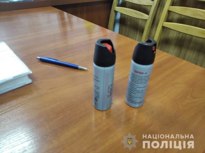 На Київщині школярі влаштували масову бійку із застосуванням газових балончиків На Київщині школярі влаштували масову бійку із застосуванням газових балончиків