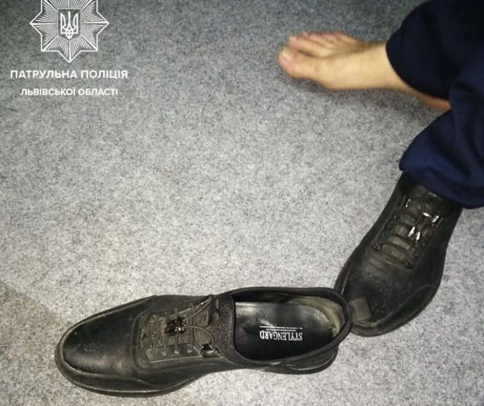 У Львові поліцейські виявили гроші у взутті ймовірного зловмисника У Львові поліцейські виявили гроші у взутті ймовірного зловмисника
