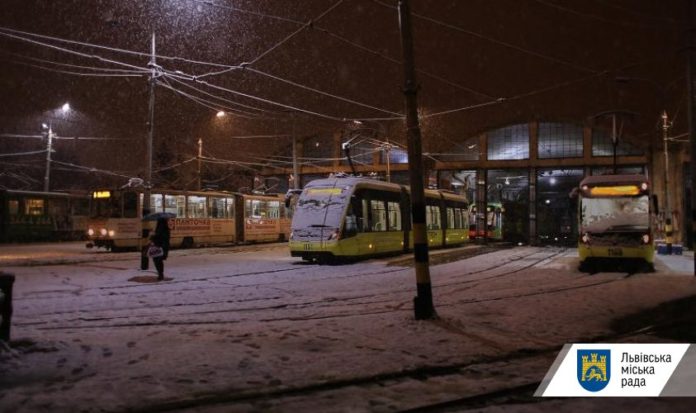 У Новорічну ніч у Львові курсуватимуть трамваї та автобуси (графік) У Новорічну ніч у Львові курсуватимуть трамваї та автобуси (графік)