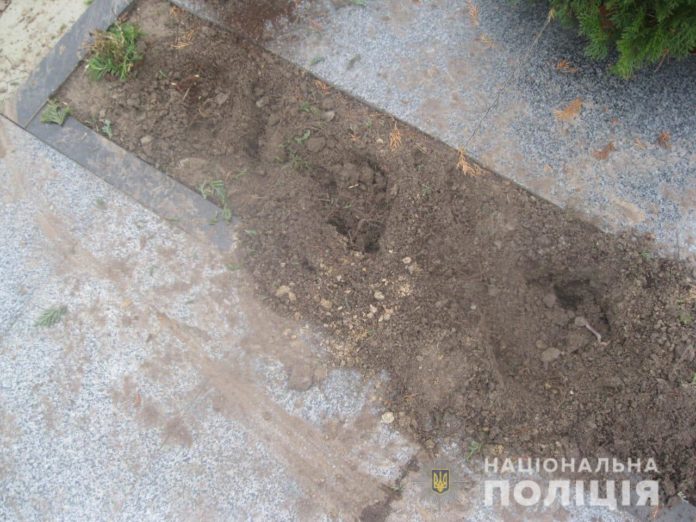 На Київщині сплюндрували могилу героя Небесної Сотні Володимира Мельнічука На Київщині сплюндрували могилу героя Небесної Сотні Володимира Мельнічука
