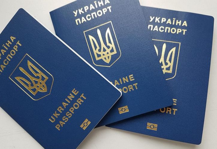 Поліція склала два протоколи на жінку, яка разом з дітьми жбурляла українські паспорти (відео)