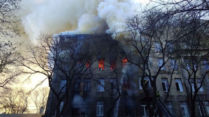 Пожежа в Одесі і бійка «слуг» у Раді. Головні новини тижня, що минає Пожежа в Одесі і бійка «слуг» у Раді. Головні новини тижня, що минає