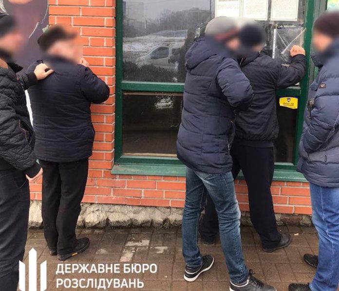 У Львові ДБР затримало поліцейського на хабарі від студентів