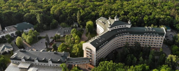 Зеленський вирішив зробити лікарню «Феофанія» доступною для всіх Зеленський вирішив зробити лікарню «Феофанія» доступною для всіх
