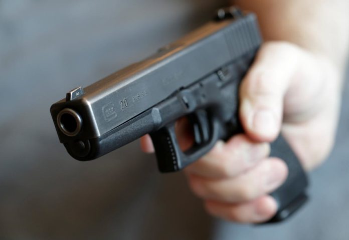 На Львівщині затримали чоловіка, який погрожував жінці пістолетом На Львівщині затримали чоловіка, який погрожував жінці пістолетом
