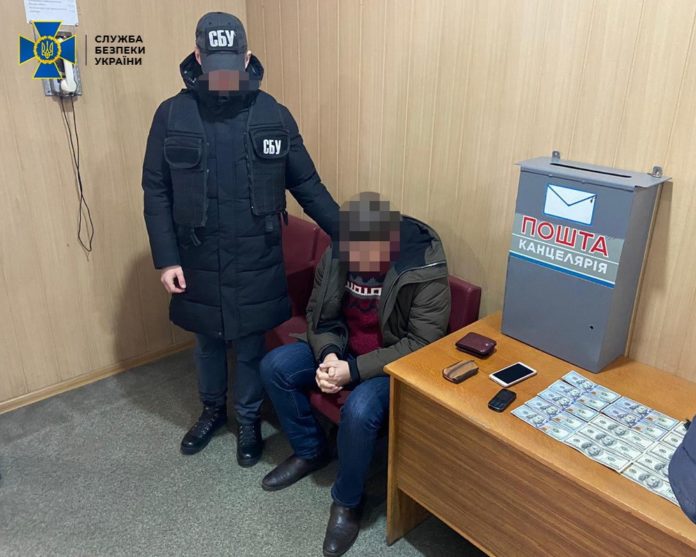Посадовця Укроборонпрому затримали на хабарі (фото) Посадовця Укроборонпрому затримали на хабарі (фото)