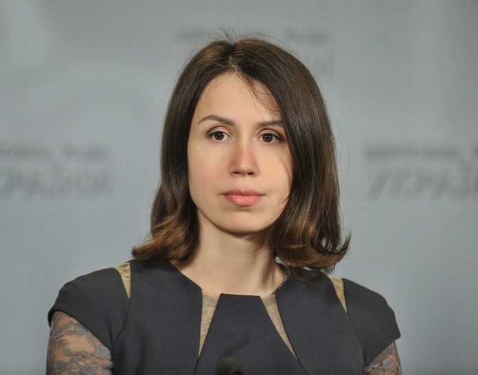 Чорновол перелізла паркан з колючим дротом, щоб потрапити на брифінг ДБР Чорновол перелізла паркан з колючим дротом, щоб потрапити на брифінг ДБР