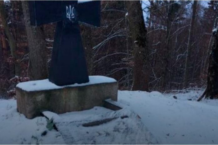 Польща відновить могилу воїнів УПА на горі Монастир, — Зеленський Польща відновить могилу воїнів УПА на горі Монастир, — Зеленський