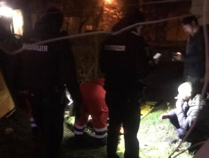 У Львові молода дівчина порізала вени і вистрибнула з вікна У Львові молода дівчина порізала вени і вистрибнула з вікна
