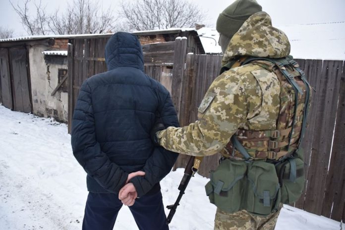 На Донбасі затримали бойовика, який охороняв місце падіння й уламки MH17 На Донбасі затримали бойовика, який охороняв місце падіння й уламки MH17