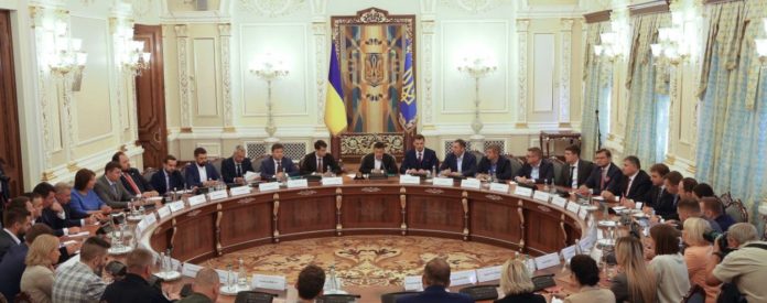 Уряд оприлюднив інформацію про зарплати міністрів Уряд оприлюднив інформацію про зарплати міністрів