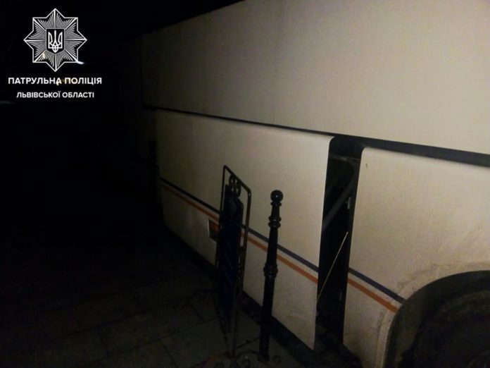 Патрульні затримали молодика, який проник в туристичний автобус Патрульні затримали молодика, який проник в туристичний автобус
