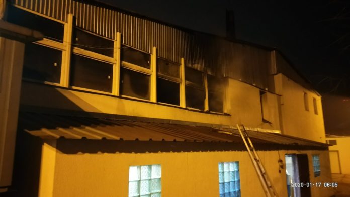 У Львові сталася масштабна пожежа на СТО: дві автівки згоріли У Львові сталася масштабна пожежа на СТО: дві автівки згоріли