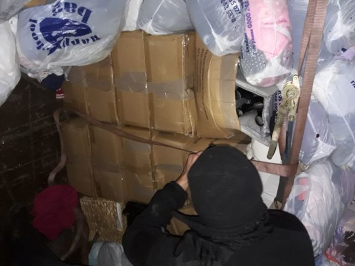 Галицькі митники вилучили 18 тонн контрафактного одягу Галицькі митники вилучили 18 тонн контрафактного одягу