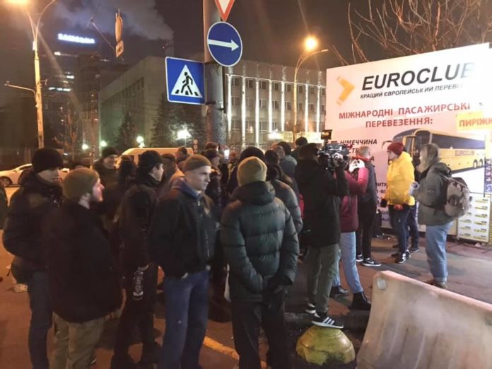 Водія, що висадив волонтерок посеред дороги, у Києві чекали активісти Водія, що висадив волонтерок посеред дороги, у Києві чекали активісти